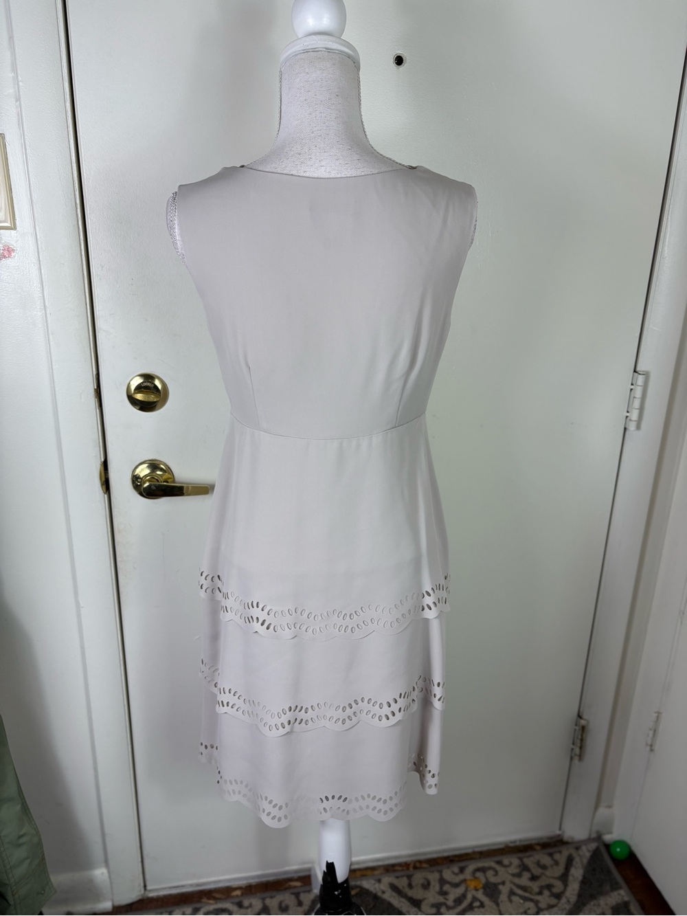 Spense Women Sz 4 Sleeveless lined laser cut draped neck Beige Scallop Hem Dress - Picture 9 of 11